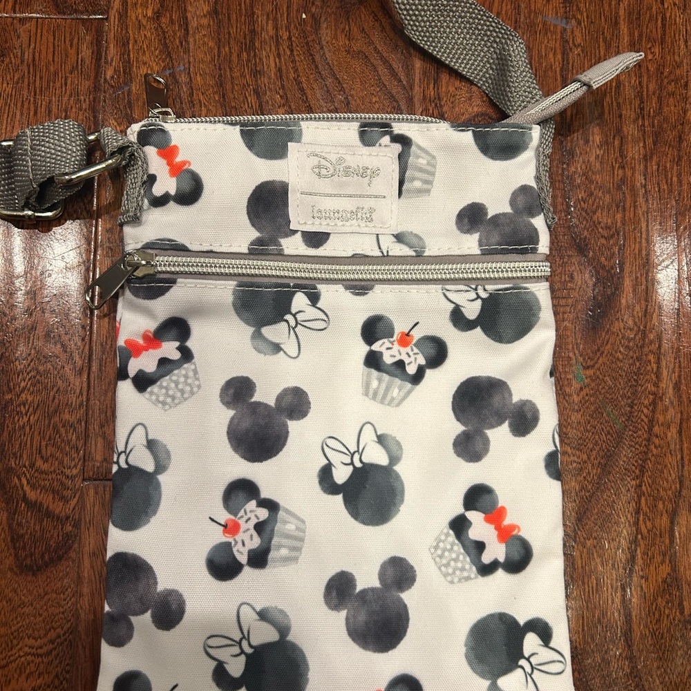 Disney loungefly crossbody  Bag with Mickey Mouse Print - Gray - Picture 4 of 4